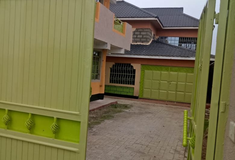 5 Bedroom masionette, all ensuite with a two storey flat consisting of 4 two bedrooms, master ensuite for sale in Utawala.